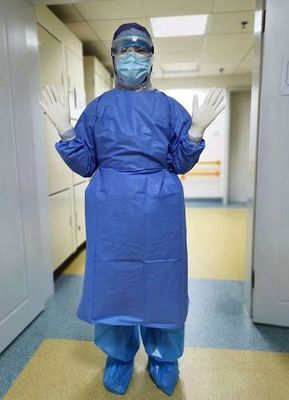 隔著防護(hù)服的愛 看不見的臉，看得見的守護(hù)